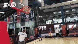 小个子不敢突破上篮怎么办,小个子打球不敢突进去怎么办