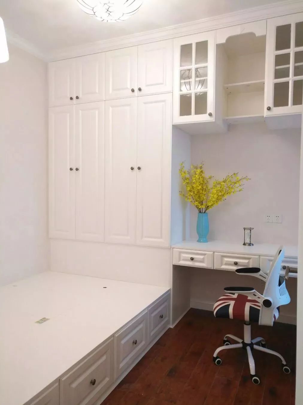 书房有个榻榻米和书柜设计,书房榻榻米的设计底下可以储物