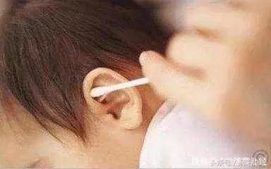 宝宝刚出生耳朵上长了个肉球,新生儿耳朵旁边有个小孔父母没有
