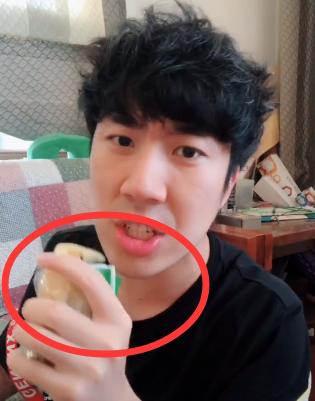 骚男爱好曝光,这个零食不离身网友:百万主播也爱吃这个?