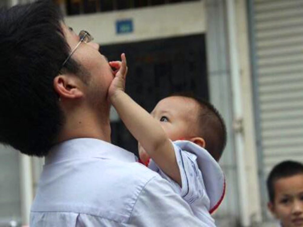 一岁多宝宝老抓人，是怎样的心理如何引导？宝宝九阴白骨爪这样破