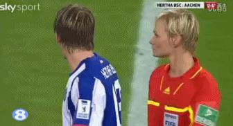 盘点足球十大搞笑瞬间,天下足球疯狂的足球搞笑视频