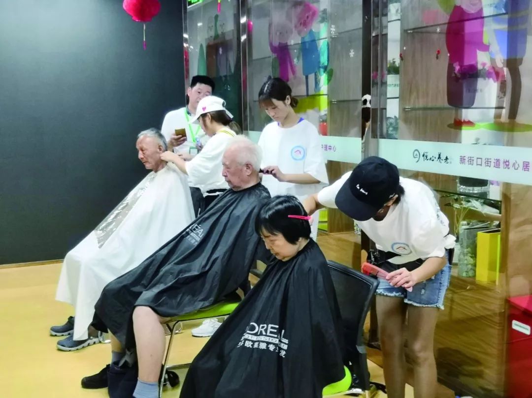 玄武大石桥“微幸福服务站”很暖心！修伞、补鞋、换拉链……这些小事都可上门服务