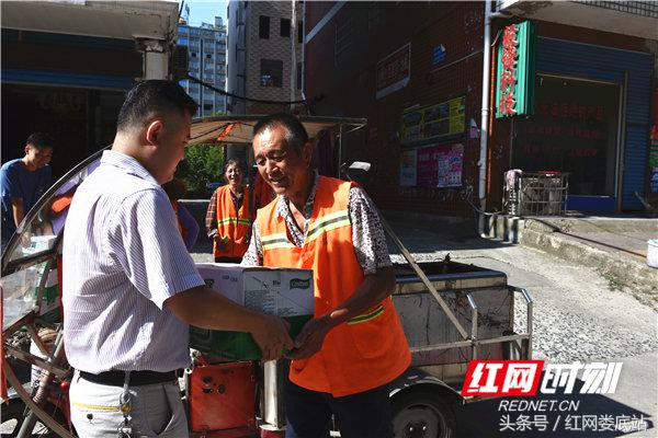 浙大冰虫娄底店开业头顶烈日为环卫工人送水