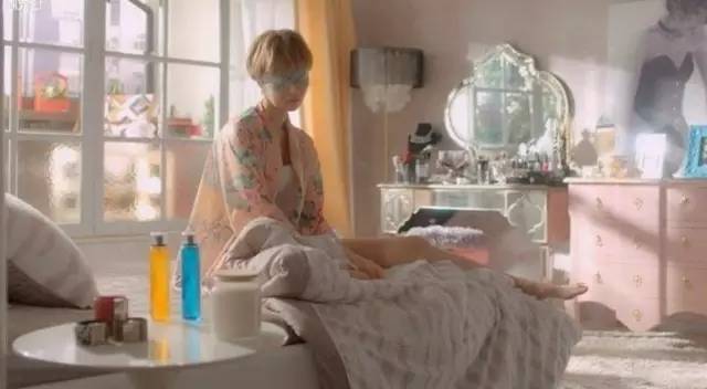 电视剧女子穿睡衣取快递,女子穿睡衣拿快递