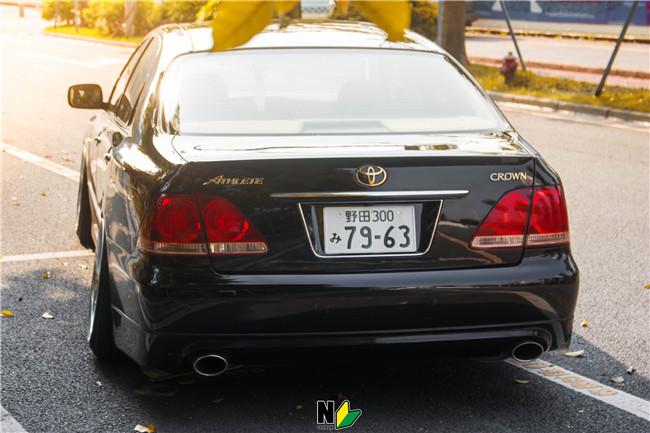 白外黑内反差强烈，为了成为VIP大佬车友竟将两部皇冠“合二为一”