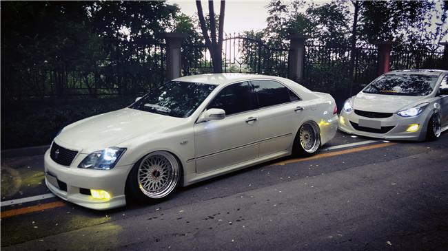 白外黑内反差强烈，为了成为VIP大佬车友竟将两部皇冠“合二为一”