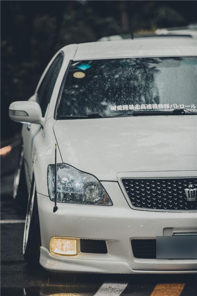 白外黑内反差强烈，为了成为VIP大佬车友竟将两部皇冠“合二为一”