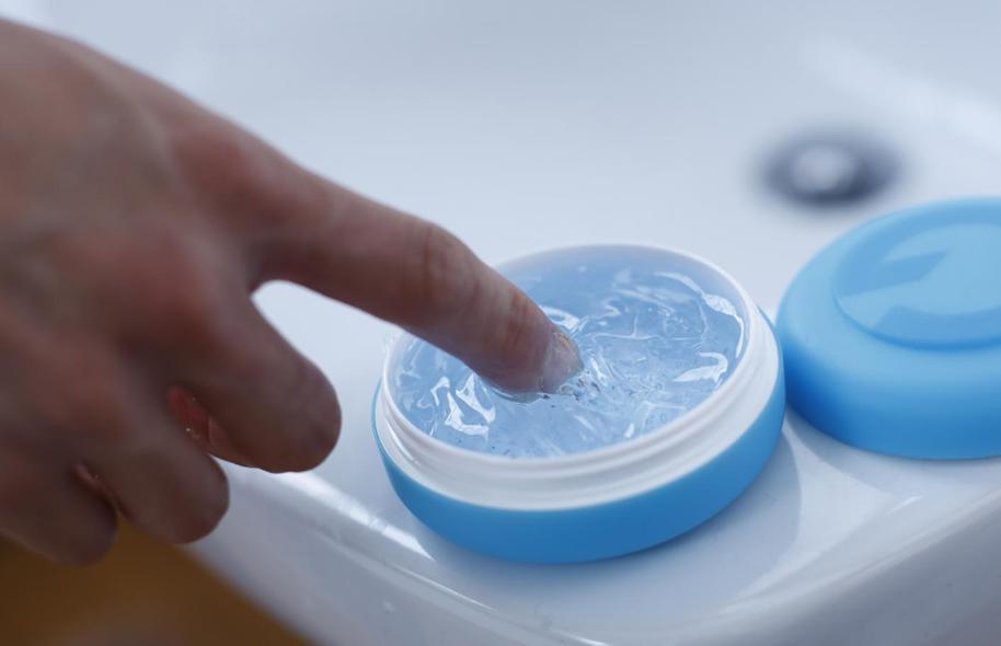 清洗发胶需要洗发水吗,发胶的使用与清洗