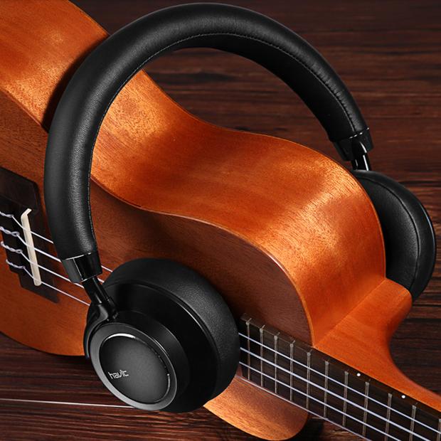 头戴式耳机带降噪和音频线,戴上耳机尽享音乐带给你无限旋律