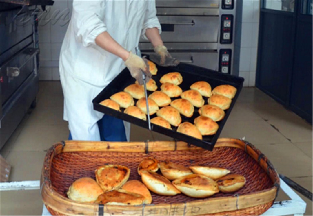 河南一单位食堂的大叔独创牛皮火烧，一个9两让你吃饱