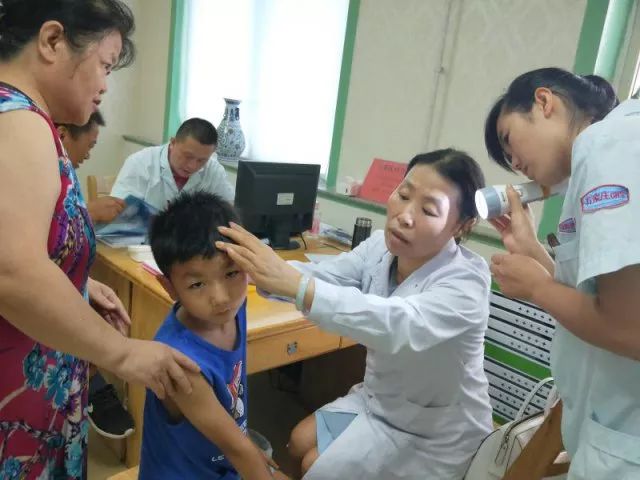 医保专家进社区服务,专家到身边老百姓看病真方便