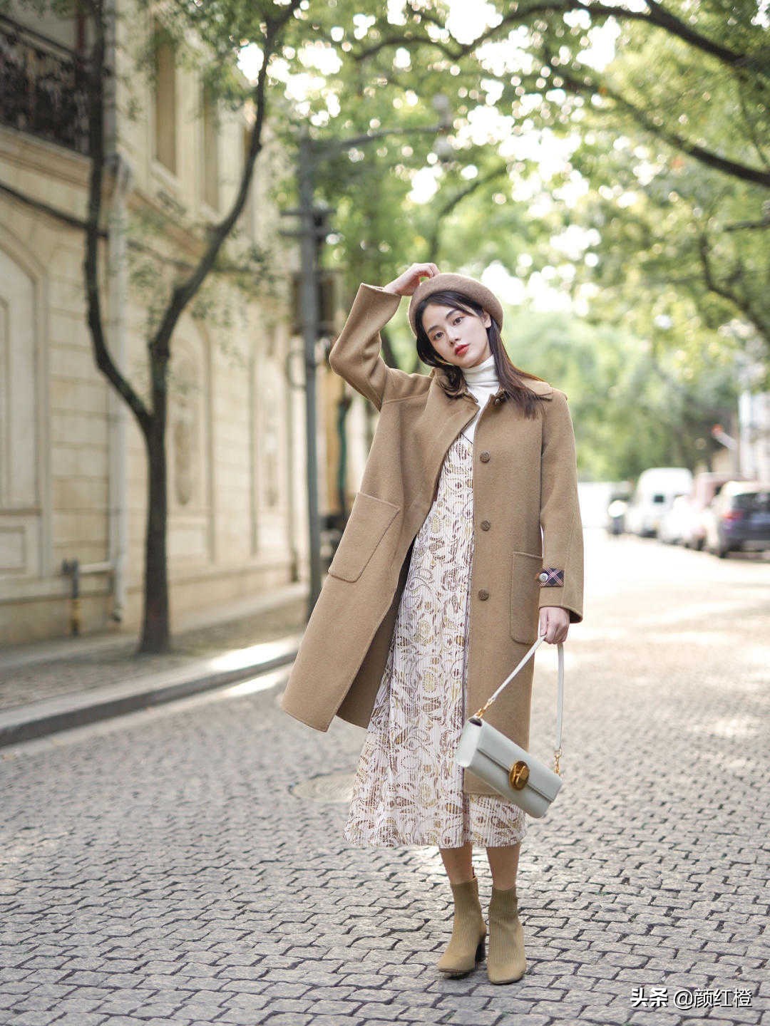 驼色长款大衣冬天怎么搭有女人味,冬季驼色大衣怎么搭配显年轻