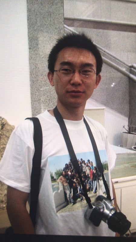 他来自河北小县城,两条锦鲤养了8年