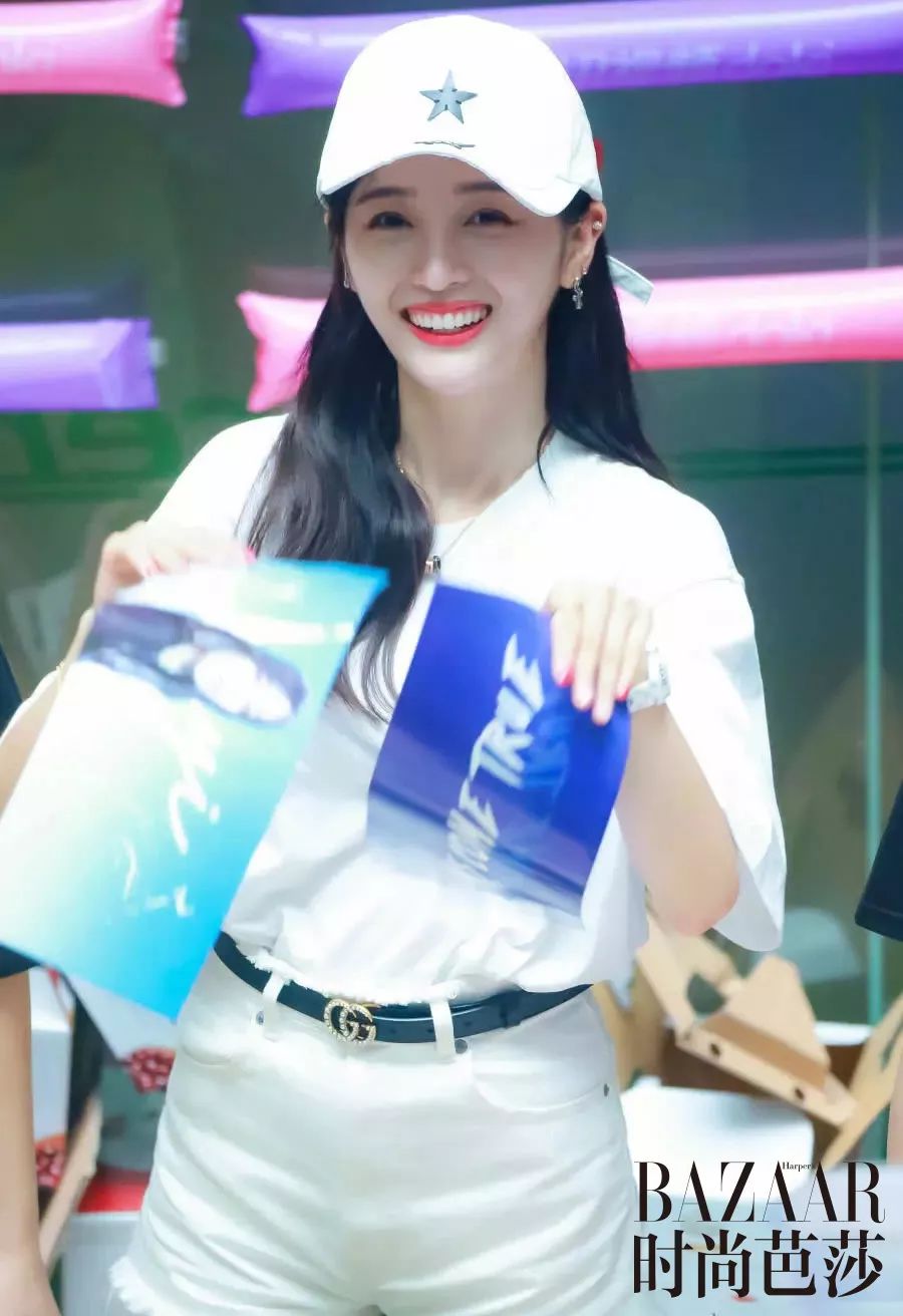 吴宣仪的牙齿有点龅,吴宣仪露牙龈笑图片