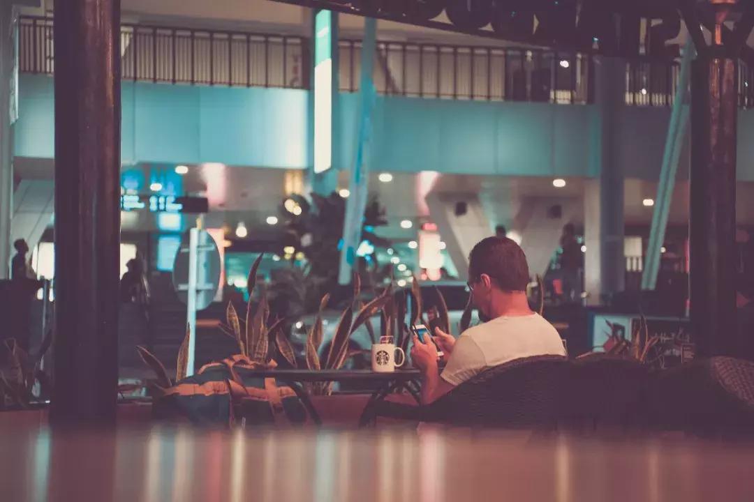 星巴克员工不戴帽子,星巴克员工挖不走