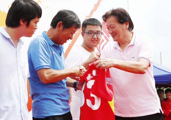 青少年足球赛共28支球队参加比赛,青少年足球联赛比赛现场