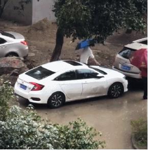 几十元的扭扭车,硬是被你开出了几百万豪车的感觉