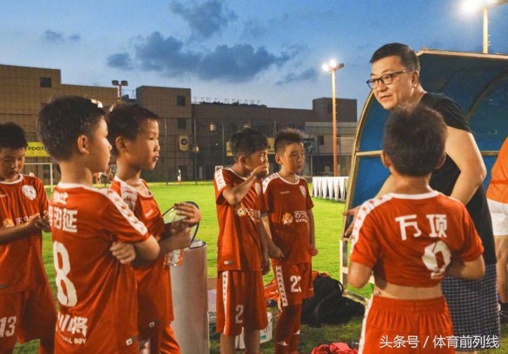 董路喷白岩松,中国青训董路白岩松