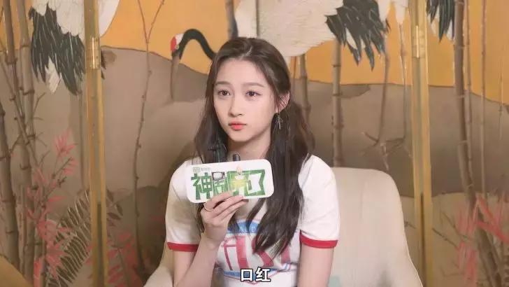 相声少女方宇现场释放撒娇卖萌少女心，对答红毯糗事笑翻全场