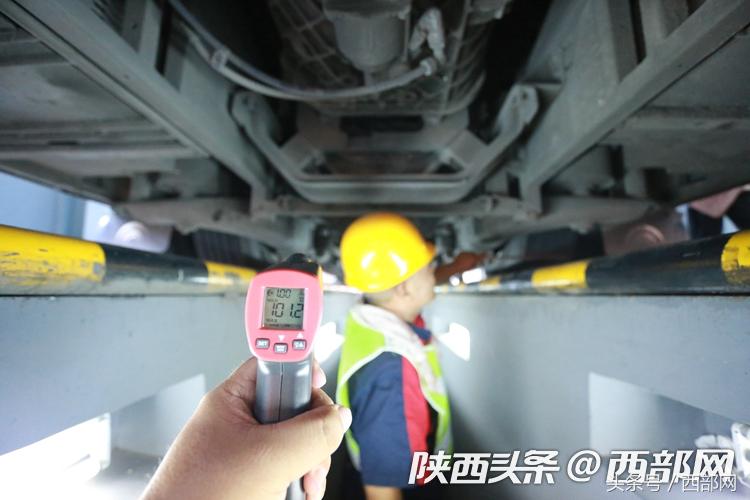 致敬高温下的一线工作人员,致敬高温下的一线作业人员