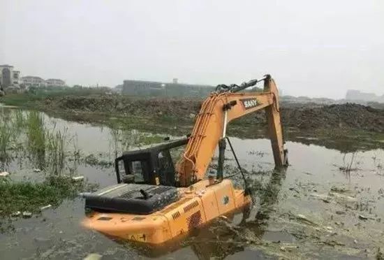 挖掘机被水淹了怎么办？如何修复水淹挖掘机