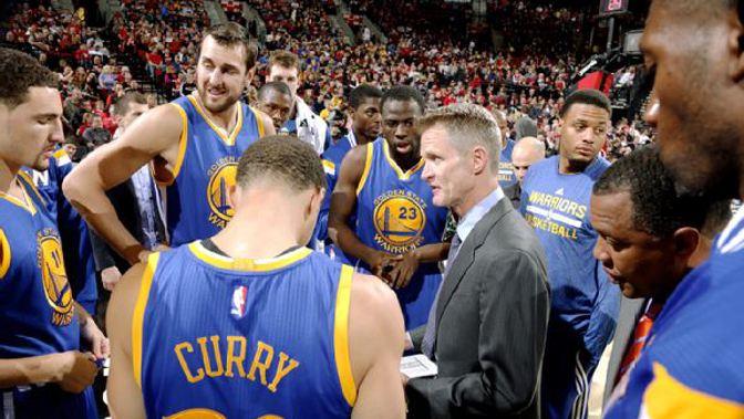 勇士的“死亡五小”能否打败菲尔杰克逊，巅峰时期的“三角进攻”