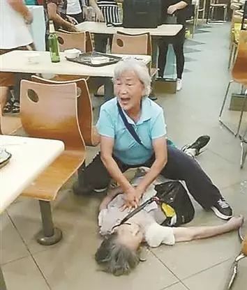 73岁老人跪地救恩人,六旬白发老人跪冰救人