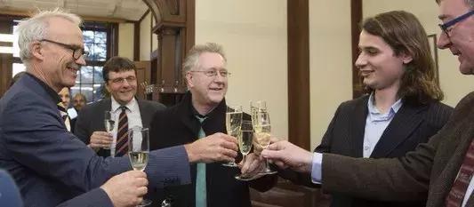 新生数学界最skr的存在，头发与成就并存，年仅30横扫各大数学奖