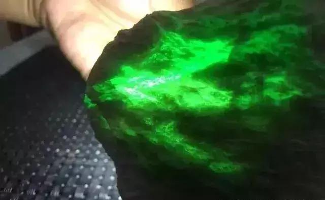 翡翠原石参与翡翠公盘规则,翡翠原石切割视频顶级翡翠