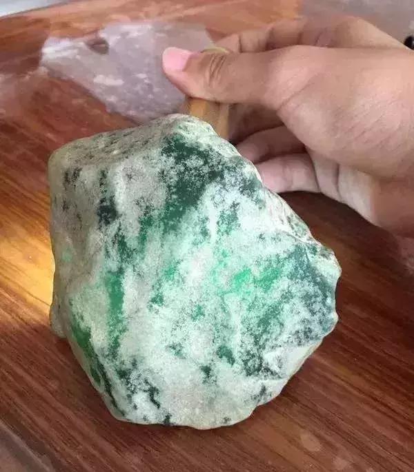 翡翠原石参与翡翠公盘规则,翡翠原石切割视频顶级翡翠