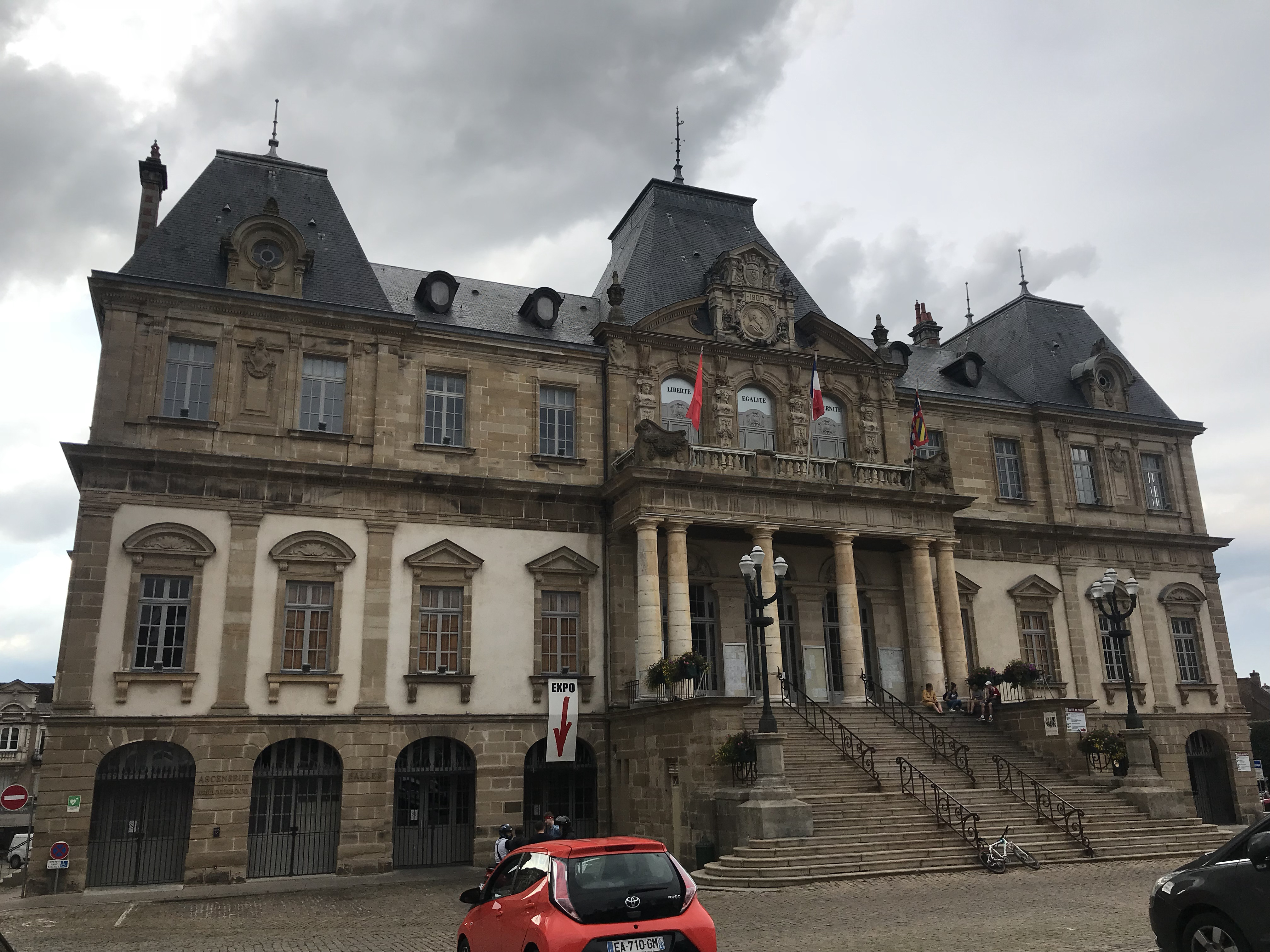 红遍整个欧坦市的草小西区学子，了解一下