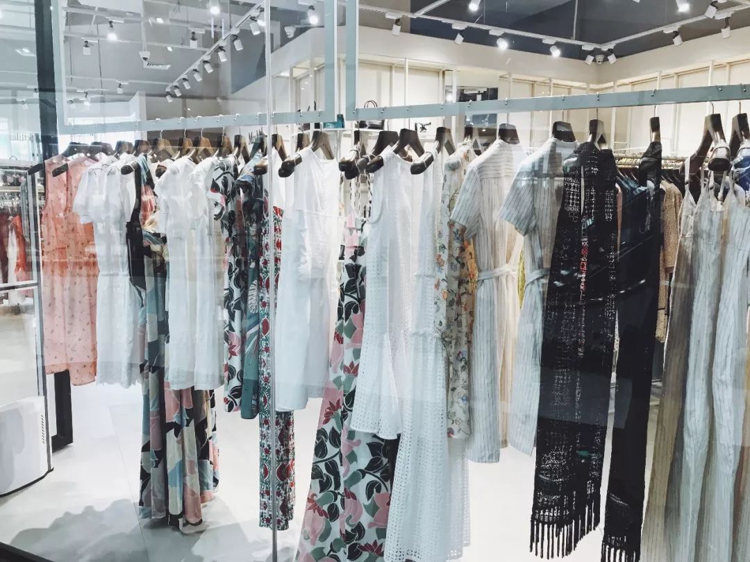 出去旅游穿什么好看又时尚,最美的度假穿搭跟着穿美翻