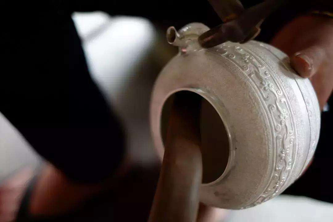 传统手工技艺银壶锻打过程,非遗全手工煅打银壶