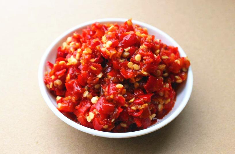 老人做辣椒酱的做法,做老干妈辣椒酱完整视频