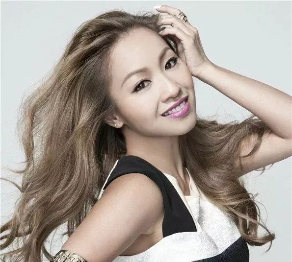 34岁实力女歌手被两度非礼师兄周柏豪挺身护花擒狼