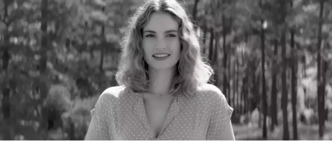 女孩穿上水晶鞋可以操控整个世界,穿上水晶鞋变成美女