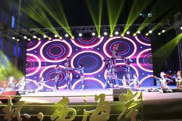 8月4日，国内顶级啦啦操队伍、《星光大道》亚军郝歌等齐聚金沙滩啤酒城！