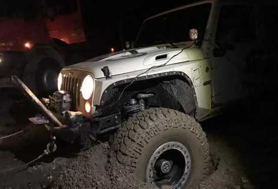 成龙救援房车视频,成龙房车被困泥石流