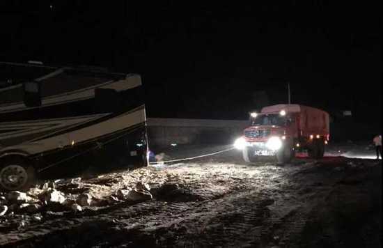 成龙救援房车视频,成龙房车被困泥石流