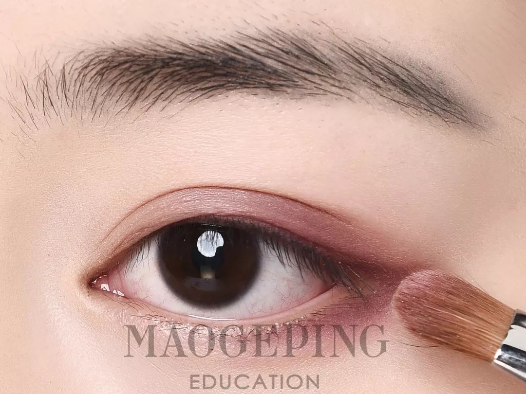 如何用眼影画整个眼妆,画完眼影上粉底