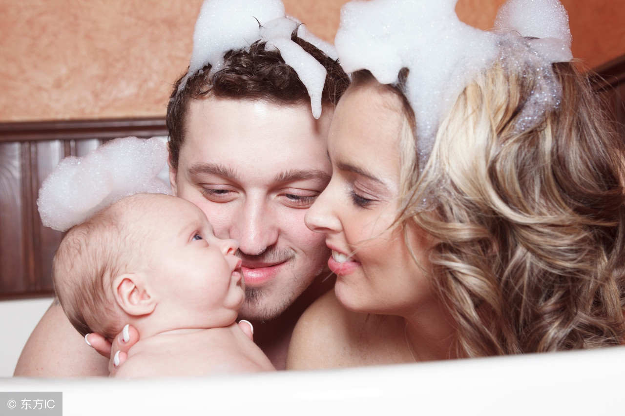 很多人还在这样给宝宝洗澡，小心会伤害宝宝！