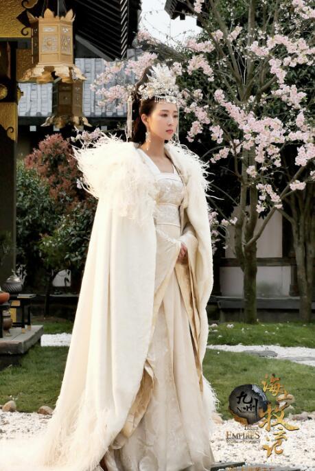 张钧甯登上《Milk》杂志，把虫子放脸上凹造型，眉毛吓到飞起！