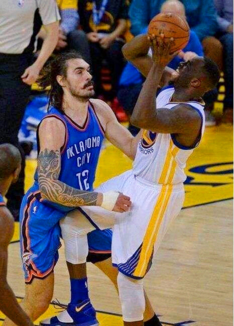 格林第一次踢亚当斯,亚当斯被格林踢裆