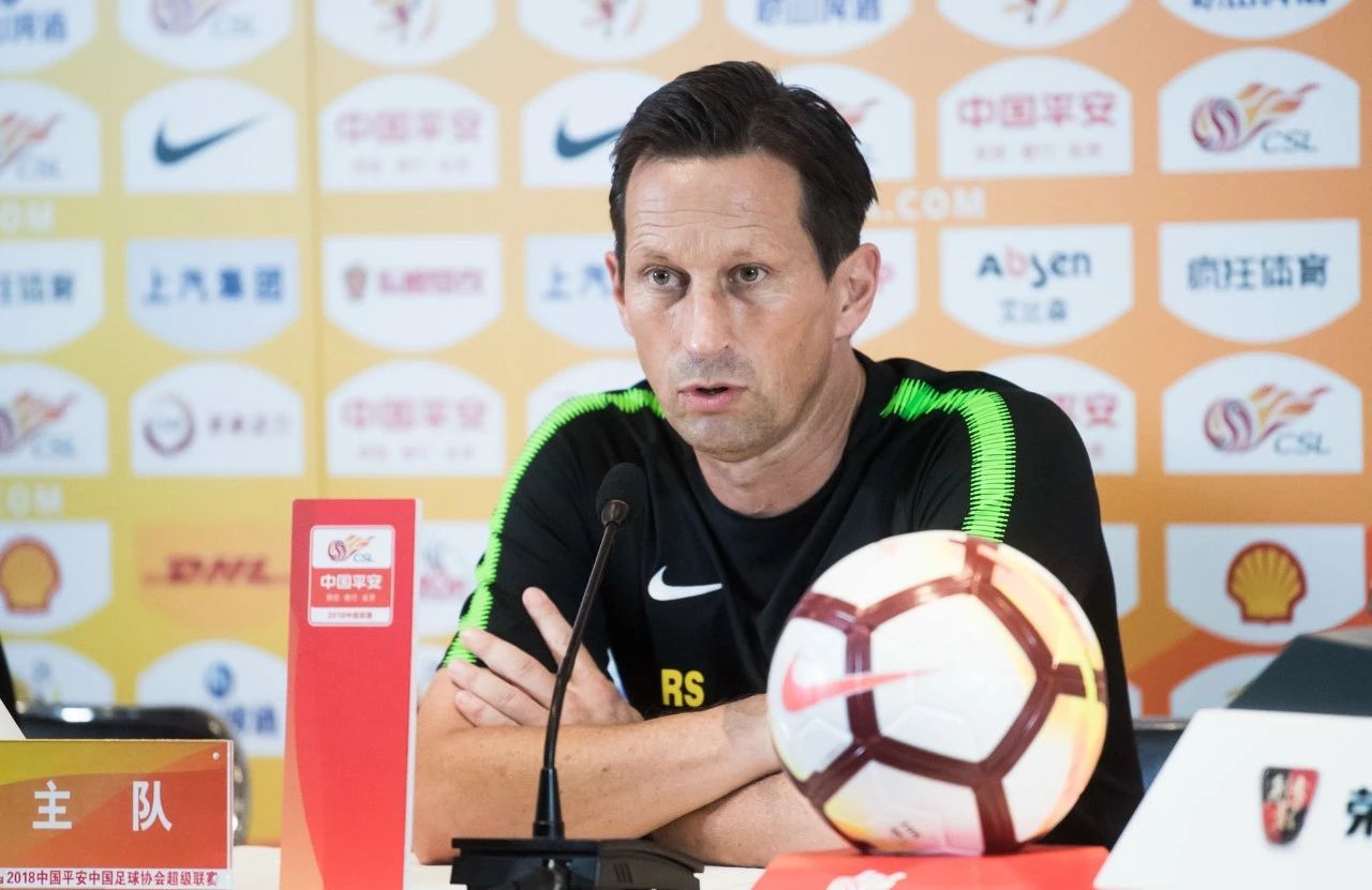 奥古斯托解围反弹打到边裁,施密特盛赞奥古斯托