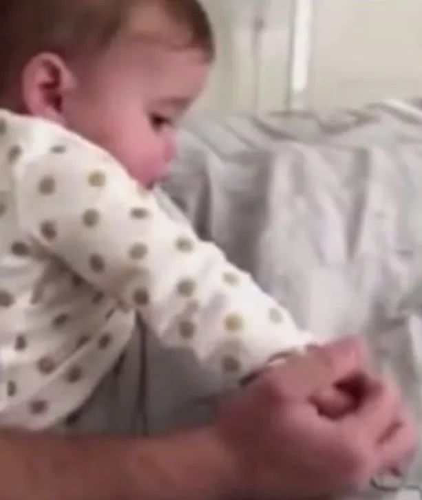 小姑娘跟妈妈争宠,小姑娘跟妈妈争老公