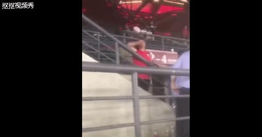 种族歧视行为足球,外网热议种族歧视事件