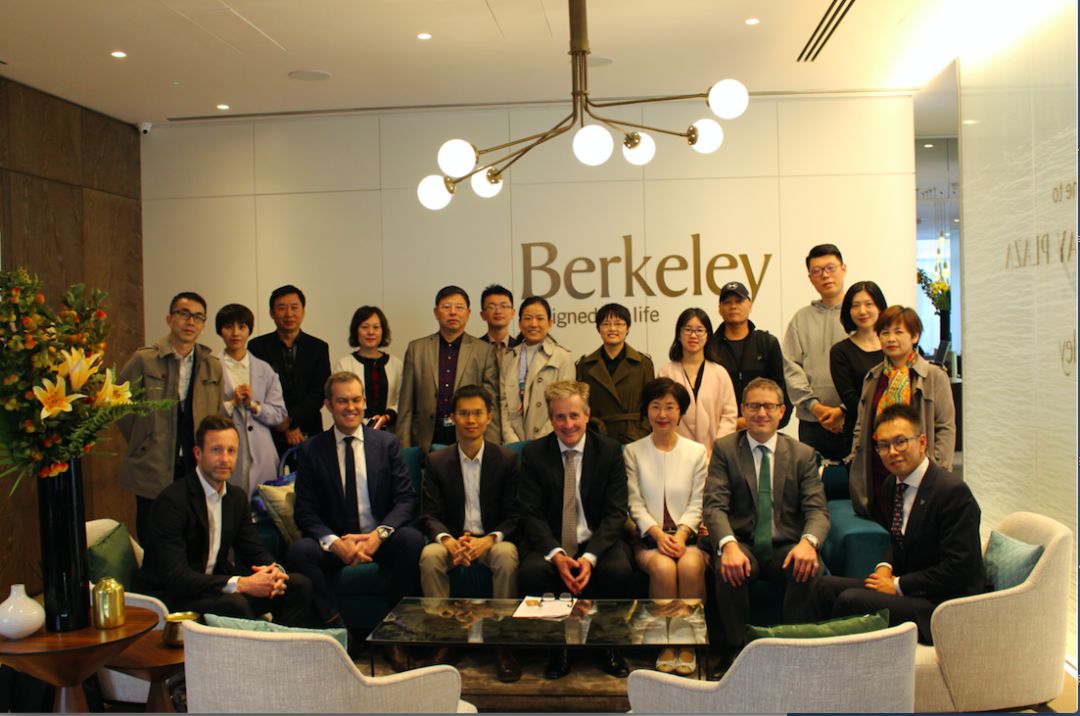 作为客户经理，她三次自费跟随宜信财富商学院海外游学