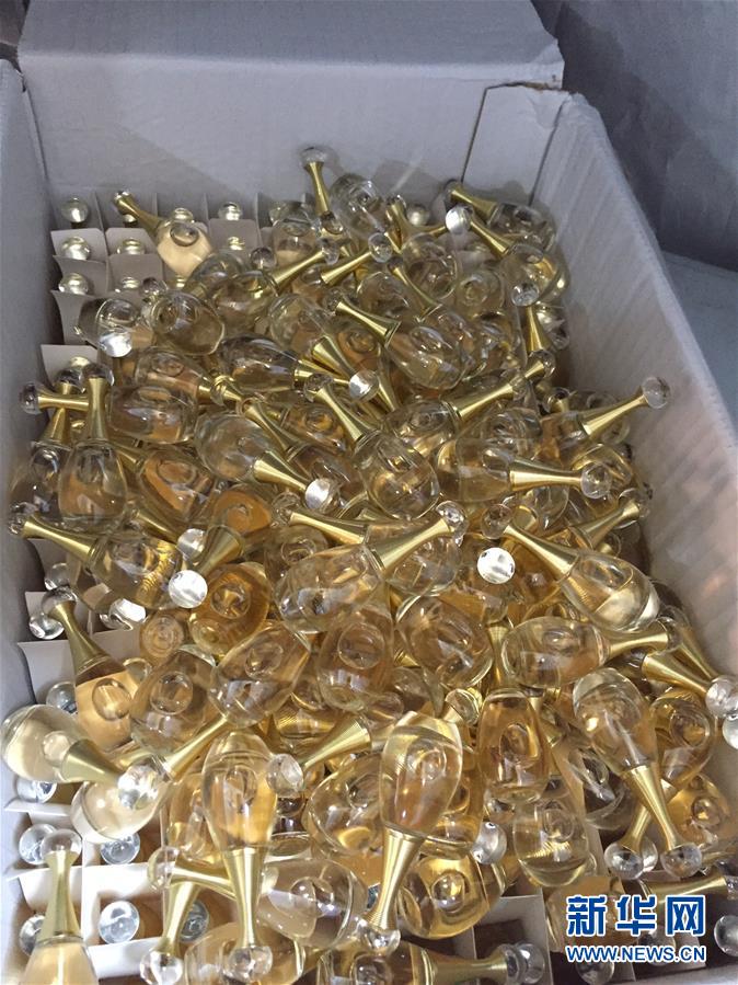 法治聚焦:1元假香水“海外镀金”回邮最高卖200多元——揭秘微商化妆品“黑色代购”产业链