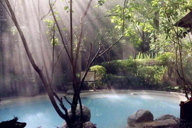 入秋时节，寻一抹火山热海治愈蓝